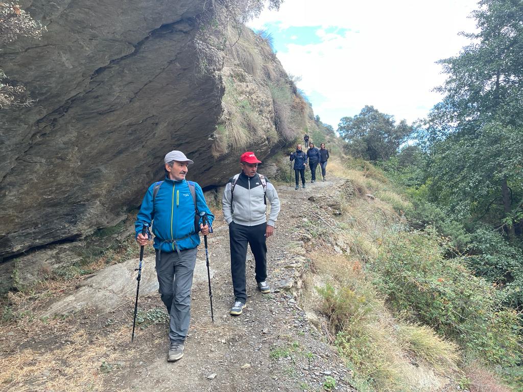 La ruta senderista por la Alpujarra reúne a una veintena de senderistas de Almuñécar y La Herradura 